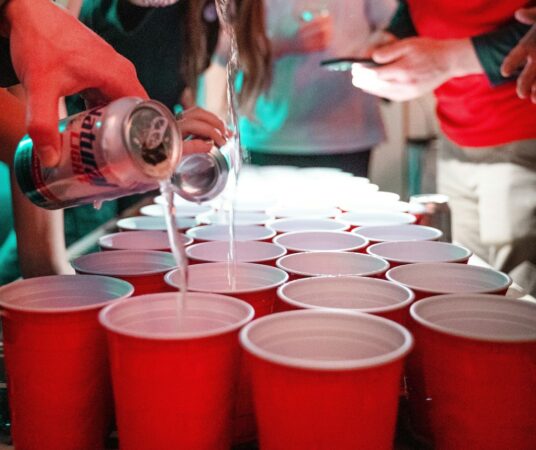 Beer pong, c Jonah Brown on Unsplash