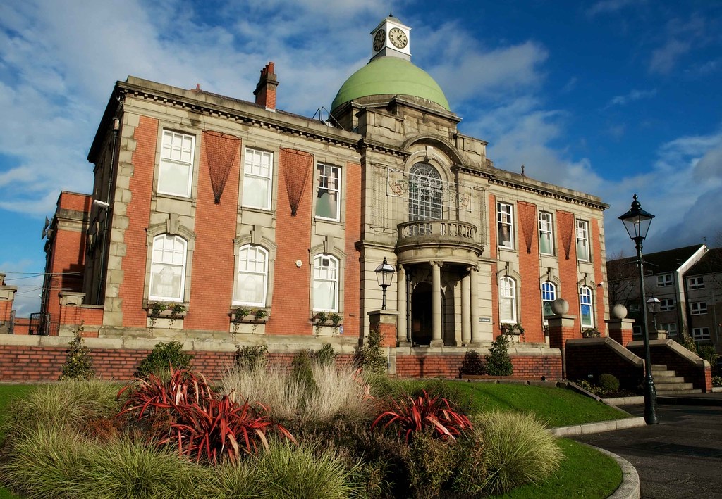 Chadderton town hall, c Tim Simpson via CC BY SA . bit.ly SLASH MVQefT