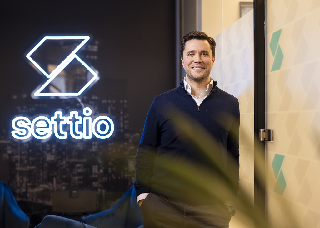 Daniel de Abreu, Settio, p Justin Strong