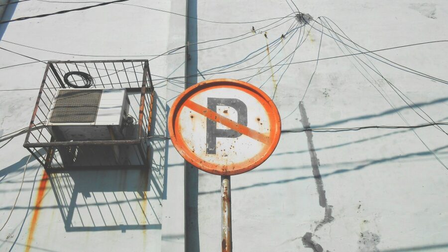No parking, c Jimmy Ofisia on Unsplash