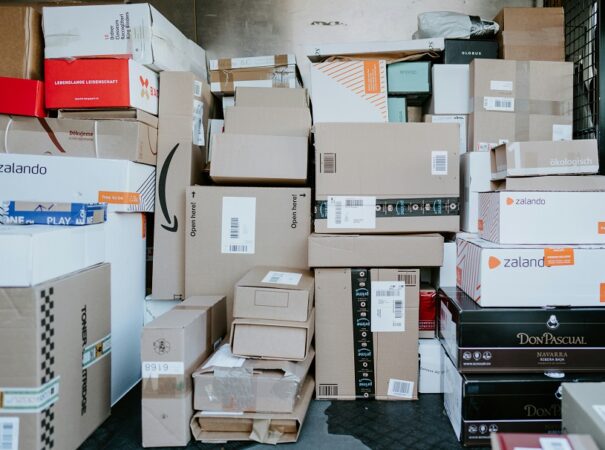 Parcels c Claudio Schwarz on Unsplash