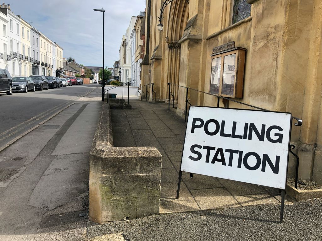 Polling station, c Red Dot on Unsplash