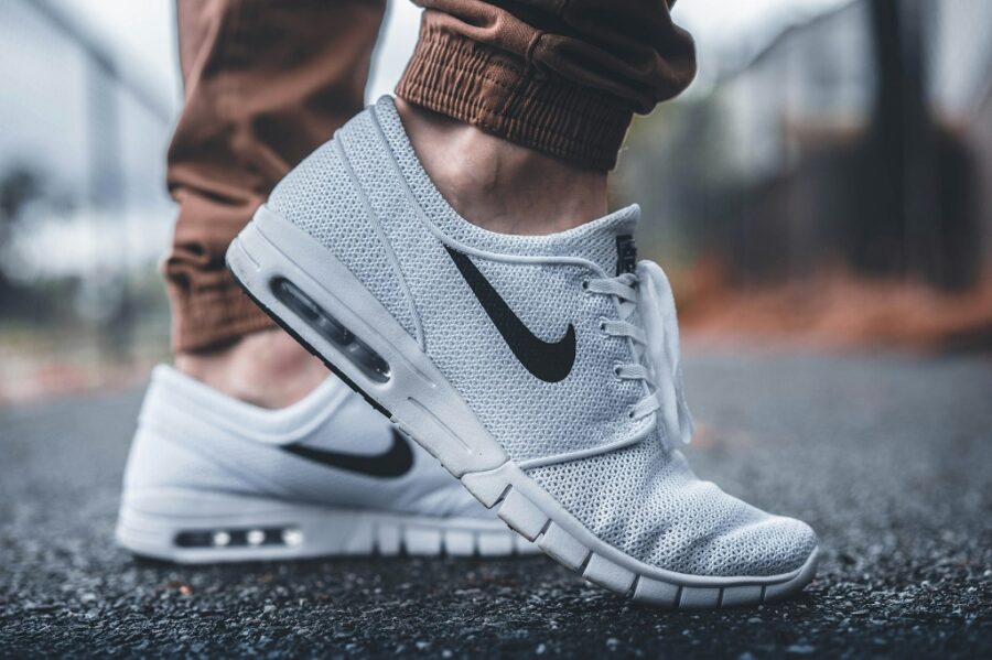 Sneakers, c Joseph Barrientos via Unsplash