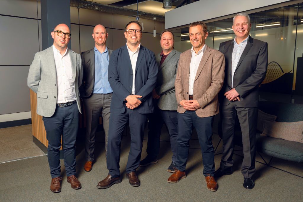Tom Shepherd, Stuart Torkington, Ben Dawson, Neil O'Brien, Simon Cook, Mark Jensen, Roger Hannah, p Roger Hannah